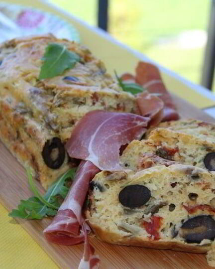 Рецепт закусочного кекса с летними овощами, вялеными томатами и белым вином