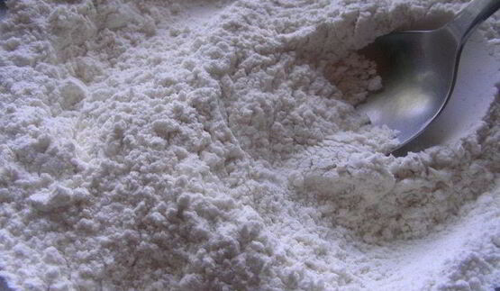 закусочный кекс с летними овощами, вялеными томатами и белым вином