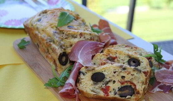 закусочный кекс с летними овощами, вялеными томатами и белым вином