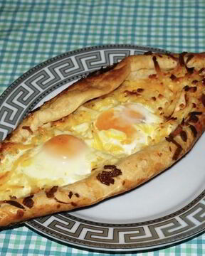 Хачапури по-аджарски из слоеного теста