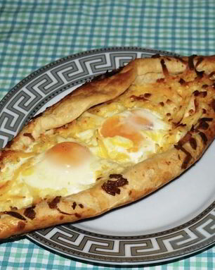 Хачапури по-аджарски из слоеного теста