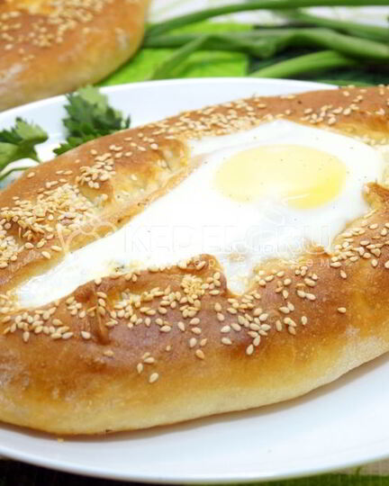 Рецепт хачапури с брынзой и яйцом