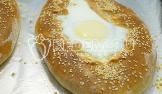 хачапури с брынзой и яйцом