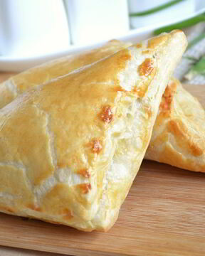 Хачапури с сыром из слоеного теста