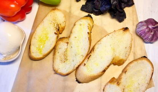 багет с моцареллой и перцем