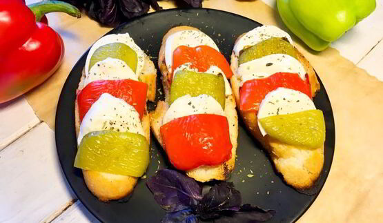 багет с моцареллой и перцем