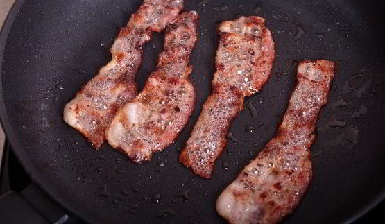 батоны на пшеничной закваске с беконом и луком