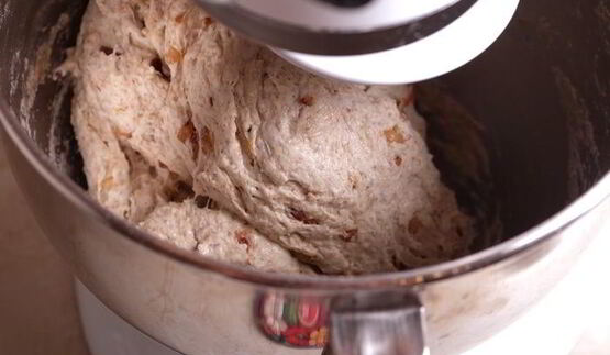 батоны на пшеничной закваске с беконом и луком