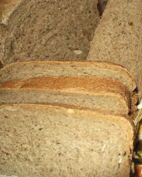 Черный хлеб с маринованным чесноком