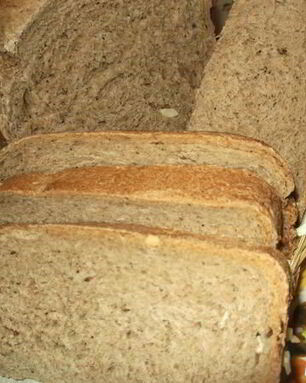 Черный хлеб с маринованным чесноком