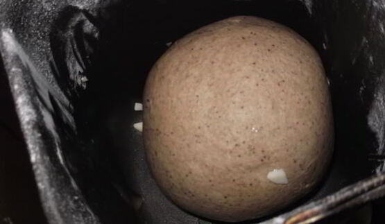 черный хлеб с маринованным чесноком