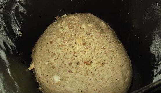 черный хлеб с маринованным чесноком