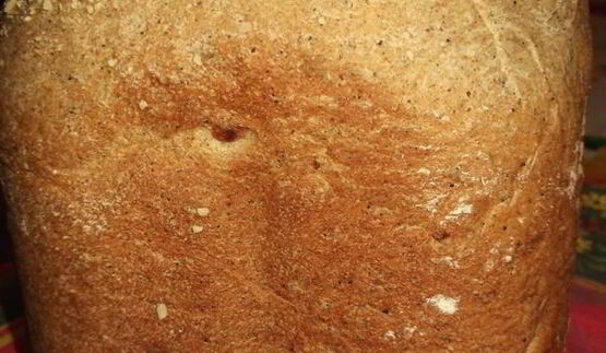 черный хлеб с маринованным чесноком