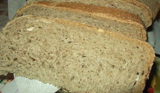 черный хлеб с маринованным чесноком