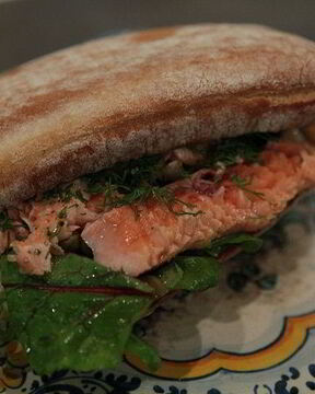 Чиабатта с семгой и каперсами