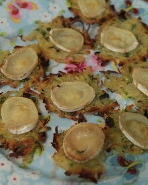 Картофельные галеты с козьим сыром и травами