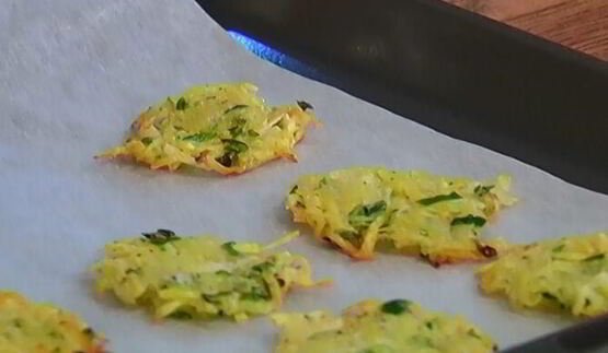 картофельные галеты с козьим сыром и травами