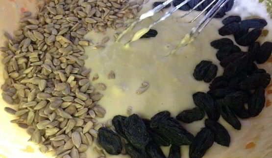 хлеб без замеса с изюмом и семечками