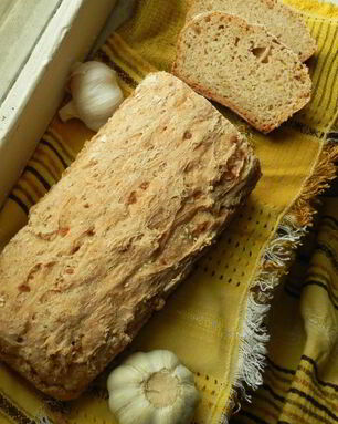 Хлеб ржано-пшеничный с томатом и чесноком