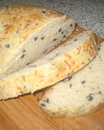 Рецепт хлеба с маслинами, сыром и чесноком