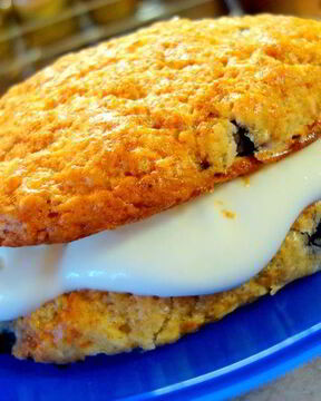 Сконы со свежей ягодой и маскарпоне