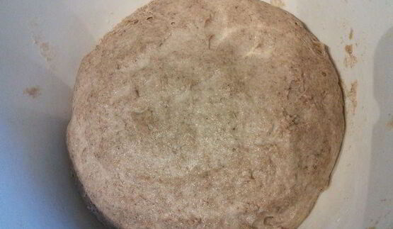 смешанный хлеб с тыквенными семечками и бальзамическим уксусом