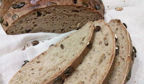 смешанный хлеб с тыквенными семечками и бальзамическим уксусом