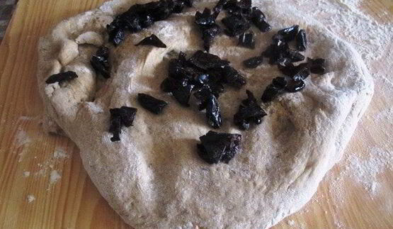 темный хлеб на пиве с тмином и черносливом