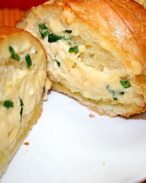 Запеченный батон с сыром и чесноком