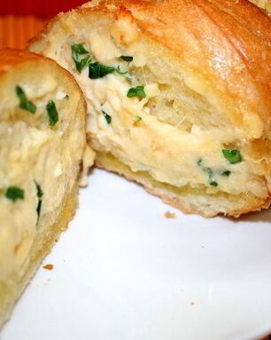 Запеченный батон с сыром и чесноком