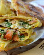 Конвертики из лаваша с сыром и помидорами