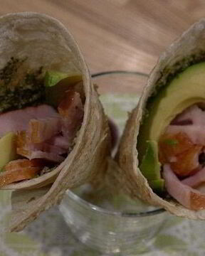 Кулечки из лаваша с копченой курицей и авокадо