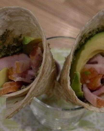 Рецепт кулечков из лаваша с копченой курицей и авокадо