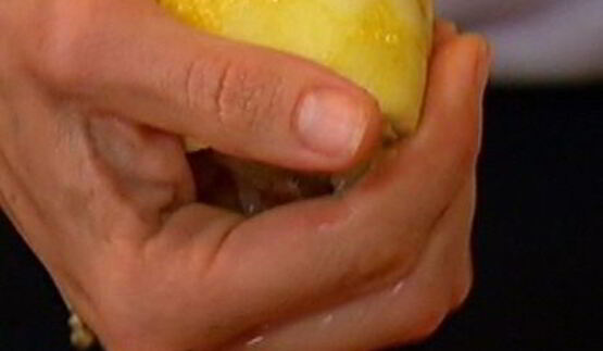 кулечки из лаваша с копченой курицей и авокадо