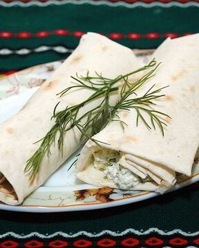 Лаваш с творогом и чесноком