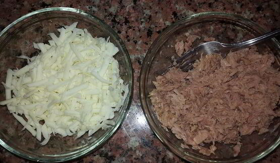 лаваш, запеченный с тунцом, помидорами и сыром