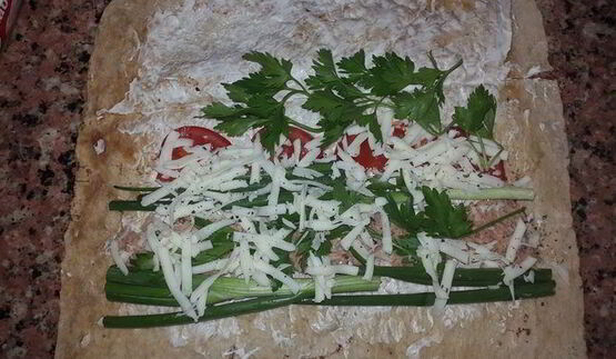 лаваш, запеченный с тунцом, помидорами и сыром