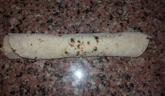 лаваш, запеченный с тунцом, помидорами и сыром