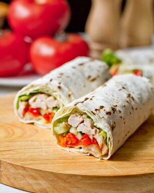 Ролл из лаваша с курицей и овощами