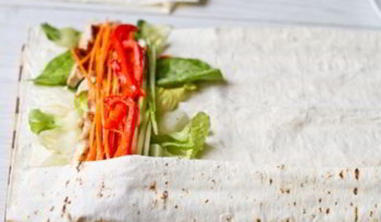 ролл из лаваша с курицей и овощами