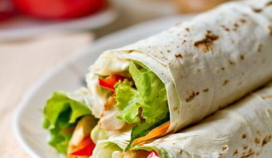 ролл из лаваша с курицей и овощами