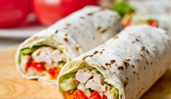 ролл из лаваша с курицей и овощами