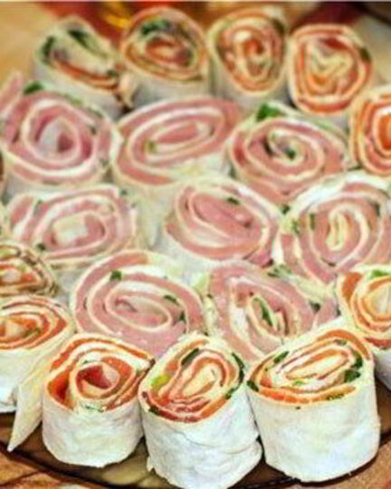 Рецепт рулетиков из лаваша с семгой и ветчиной