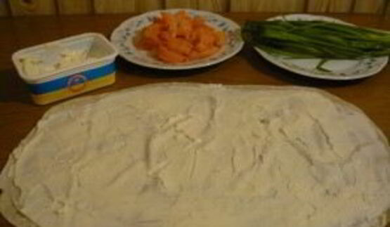 рулетики из лаваша с семгой и ветчиной