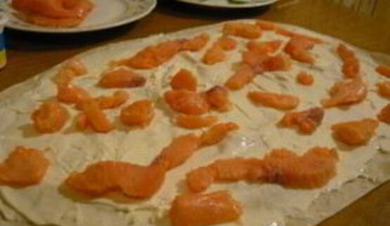 рулетики из лаваша с семгой и ветчиной