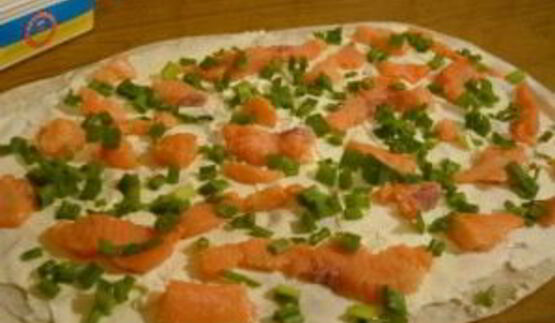 рулетики из лаваша с семгой и ветчиной