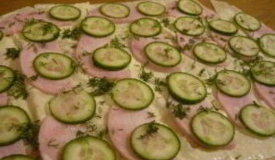 рулетики из лаваша с семгой и ветчиной