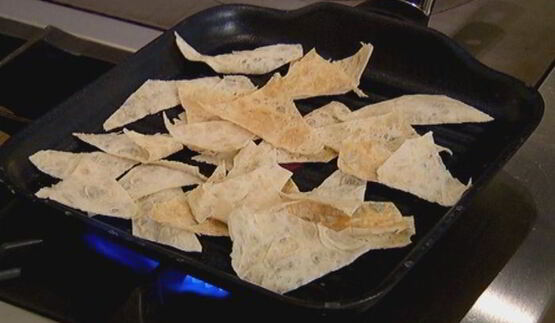 сардинки с легким салатом и чипсами из лаваша