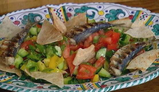 сардинки с легким салатом и чипсами из лаваша