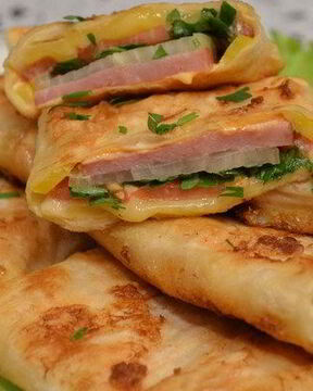 Жареный лаваш с колбасой и грибами